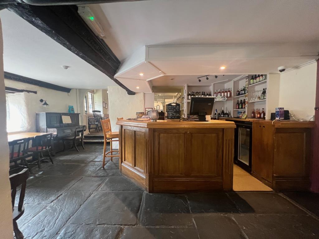 Lot: 119 - PUBLIC HOUSE ON SUBSTANTIAL PLOT - Main bar